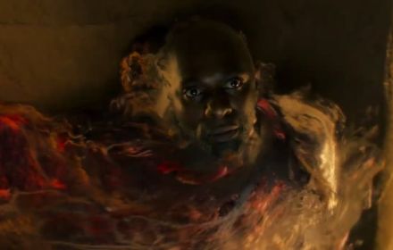Een still van Idris Elba in de trailer voor three thousand years of longing.