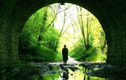 Een still uit de teaser trailer voor Men.