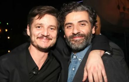 Een foto van Oscar Isaac en Pedro Pascal.