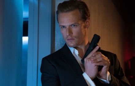 Sam Heughan met pistool