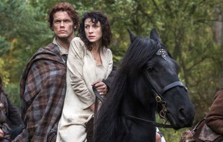 Een still uit Outlander.