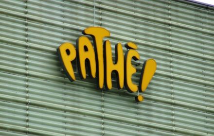 Pathé laat mensen uit meerdere huishoudens naast elkaar zitten