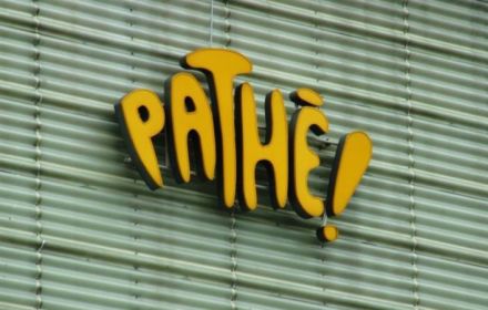 Pathe logo op gebouw