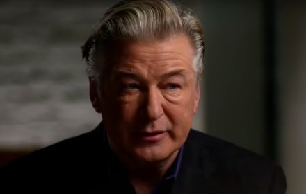 Een foto van Alec Baldwin tijdens het interview over de dood van Halyna Hutchins.