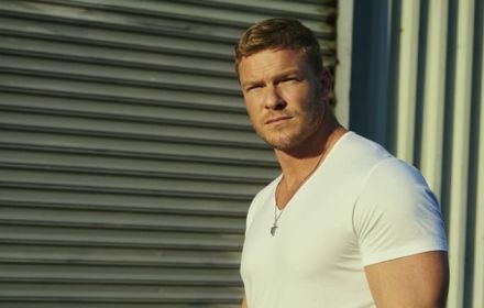 Een foto van Alan Ritchson in Reacher