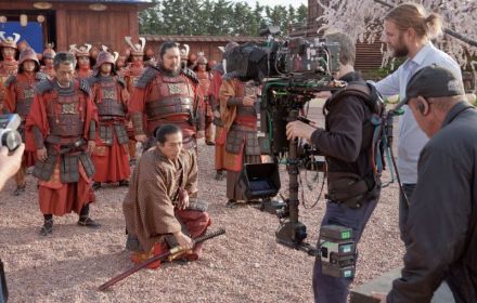 Een foto van Carl Rinsch op de set van 47 Ronin