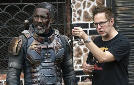 James Gunn en Idris Elba op de set van Suicide Squad.