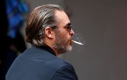 Joaquin Phoenix met sigaret