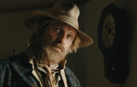 Still uit 'The Dead Don't Hurt'