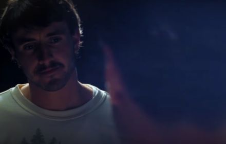 Een still uit de trailer voor 'All Of Us Strangers'