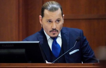 Een foto van Johnny Depp in de rechtbank.