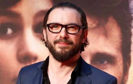 Roskam op de rode loper