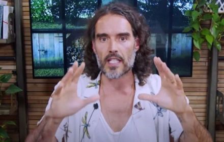 Een beeld van Russel Brand