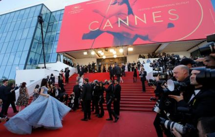Een foto van de rode loper bij het Filmfestival van Cannes.