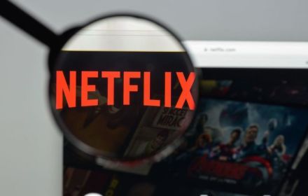 Netflix logo met vergrootglas