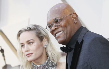 Een foto van Brie Larson en Samuel L. Jackson.