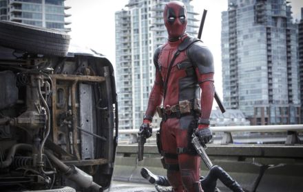 Een foto van Ryan Reynolds als Deadpool in de eerste Deadpool-film.