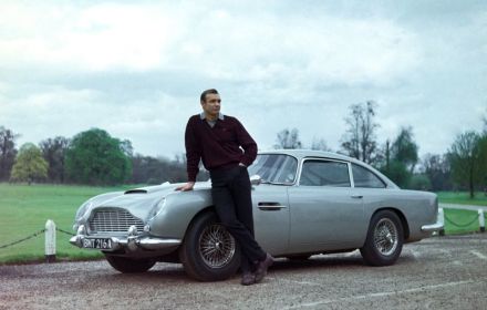 Sean Connery naast de iconische Bond-auto.