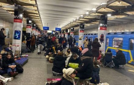 Mensen in een metrostation in Kiev