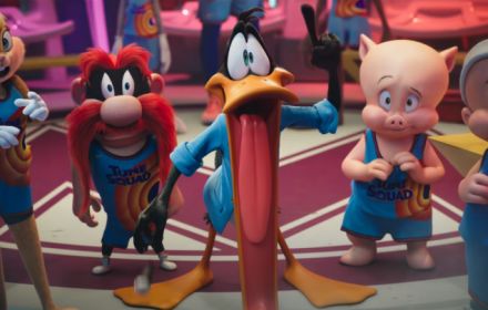 Daffy Duck en andere Looney Tunes in Space Jam: A New Legacy.