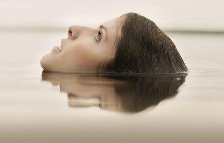 Een foto van Anna Kendrick in Alice, Darling