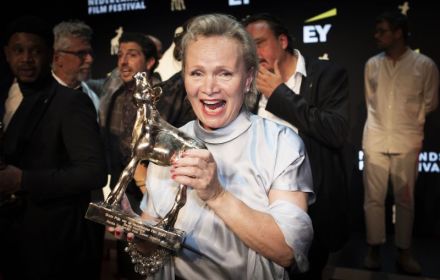 Renée Stoutendijk met de Gouden Kalf