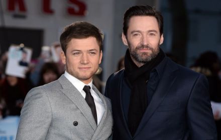 Taron Egerton en Hugh Jackman.
