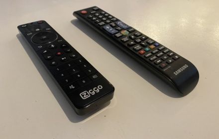 Een foto van twee afstandsbedieningen