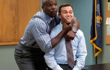 Terry Crews en Joe Lo Truglio in Brooklyn Nine-Nine.