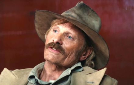 Still uit 'The Dead Don't Hurt'