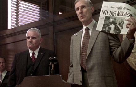 John Mahon met krant in rechtszaal