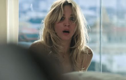 Scene uit The Flight Attendant