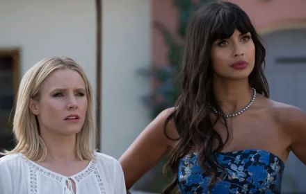 Een foto van Jameela Jamil en Kristen Bell in The Good Place.