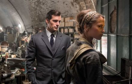 Een foto van Henry Cavill en Alicia Vikander in The Man from U.N.C.L.E.