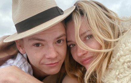 een foto van Brodie-Sangster en Riley