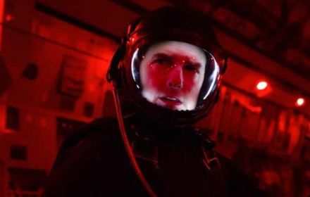 Tom Cruise met ruimtehelm