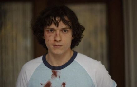 Een foto van Tom Holland in The Crowded Room.