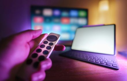 Afstandsbediening, schermen, avond