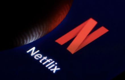 Netflix app logo met vinger