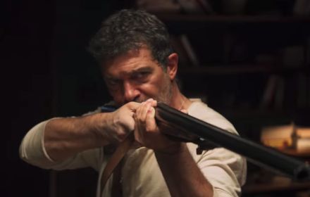 Antonia Banderas met geweer