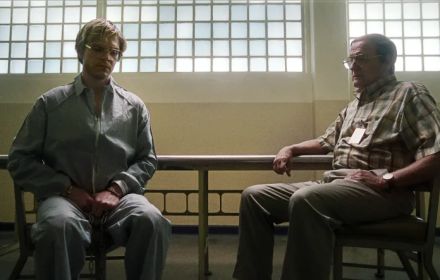 Een foto van Evan Peters als Jeffrey Dahmer en zijn vader.