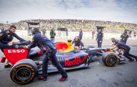 Max Verstappen in auto