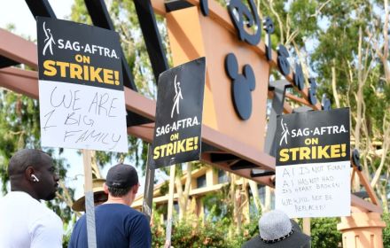 Een foto van stakende SAG-AFTRA leden