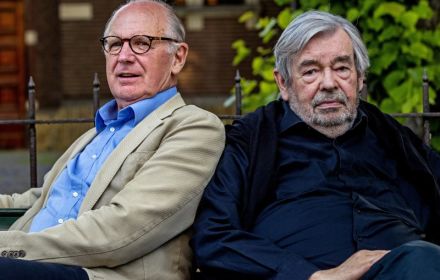 Een foto van Maarten van Rossem en Philip Freriks