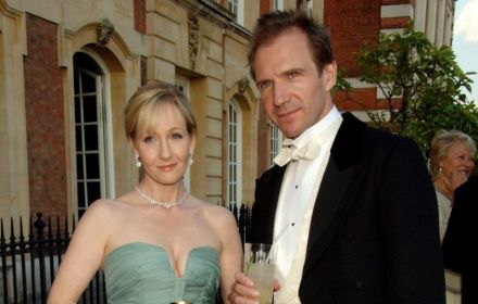 Een foto van Ralph Fiennes en JK Rowling.