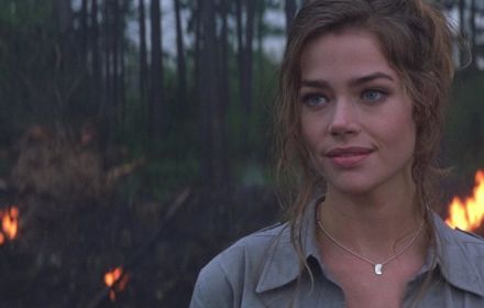 Een foto van Denise Richards in The World Is Not Enough.