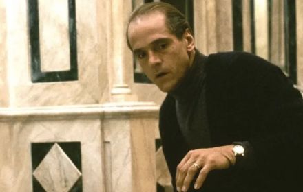 Still uit 'Reversal of Fortune'