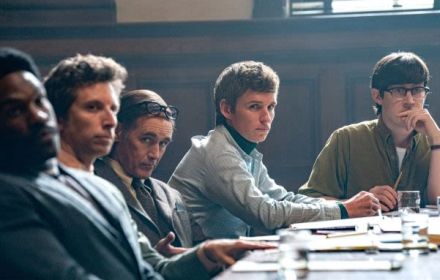 Scene uit The Trial of the Chicago 7