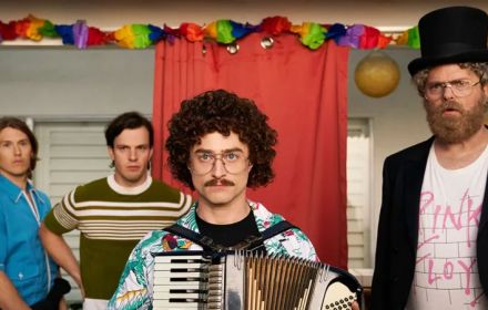 Een still uit Weird: The Al Yankovic Story.