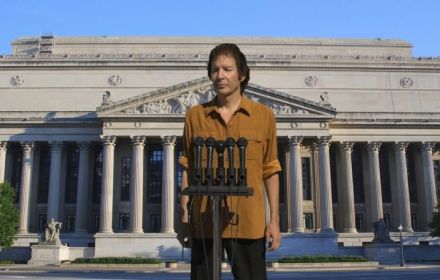 Still uit 'Fateful Findings'